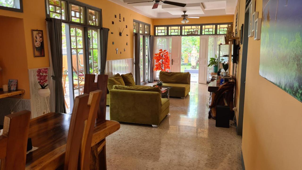 Dewi Sri Guesthouse Матарам Екстериор снимка