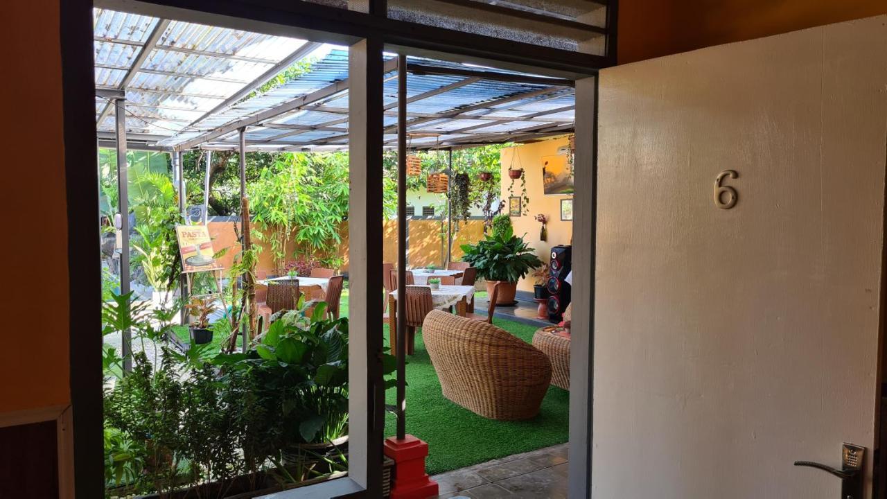 Dewi Sri Guesthouse Матарам Екстериор снимка