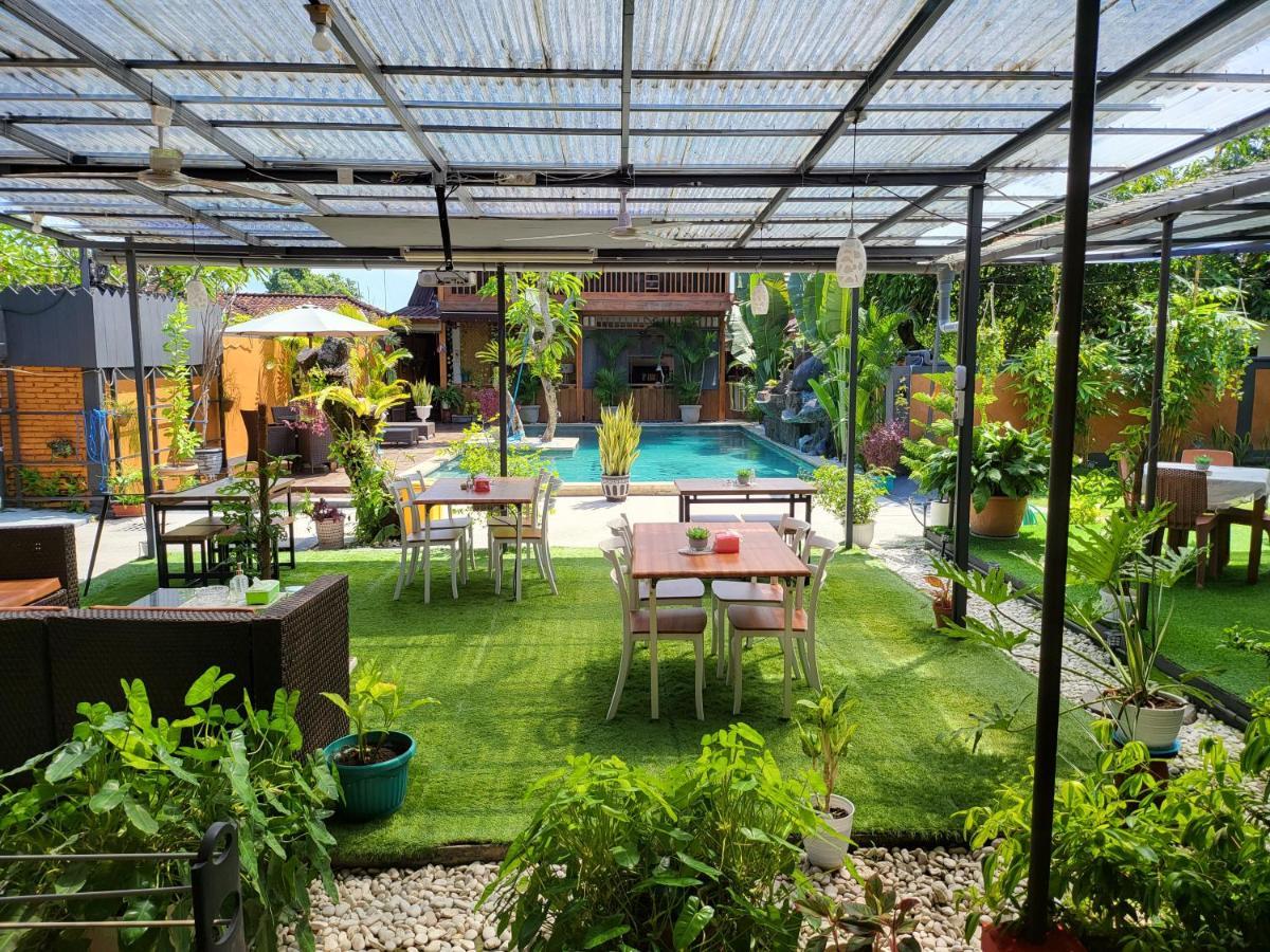 Dewi Sri Guesthouse Матарам Екстериор снимка