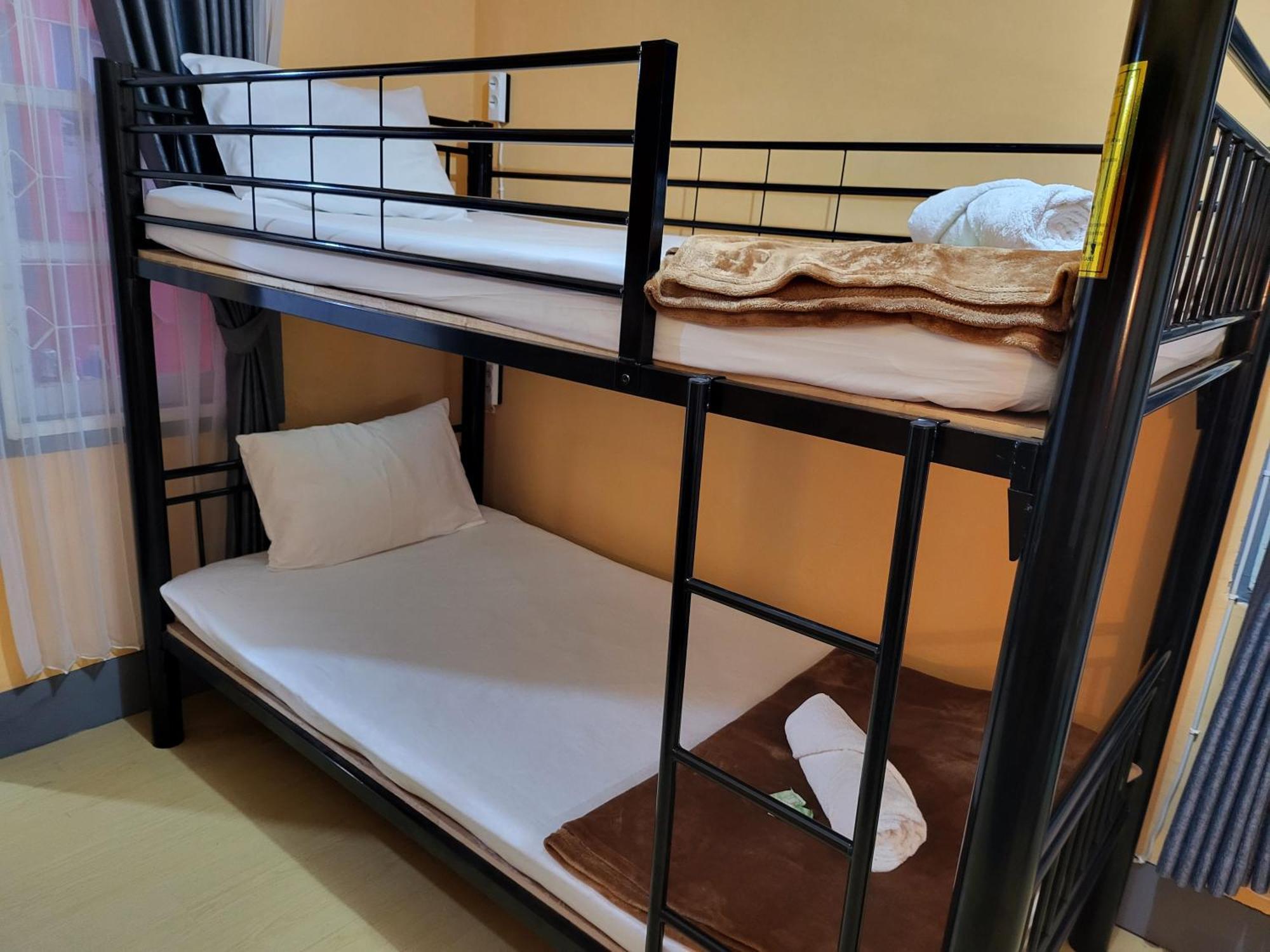 Dewi Sri Guesthouse Матарам Екстериор снимка