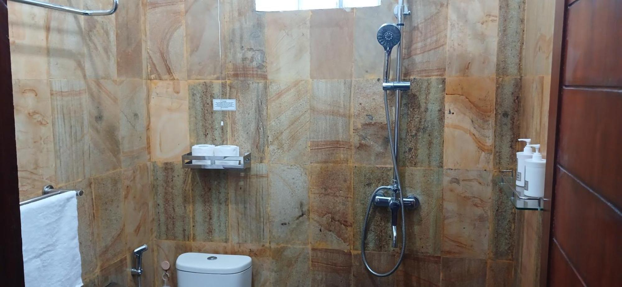 Dewi Sri Guesthouse Матарам Екстериор снимка