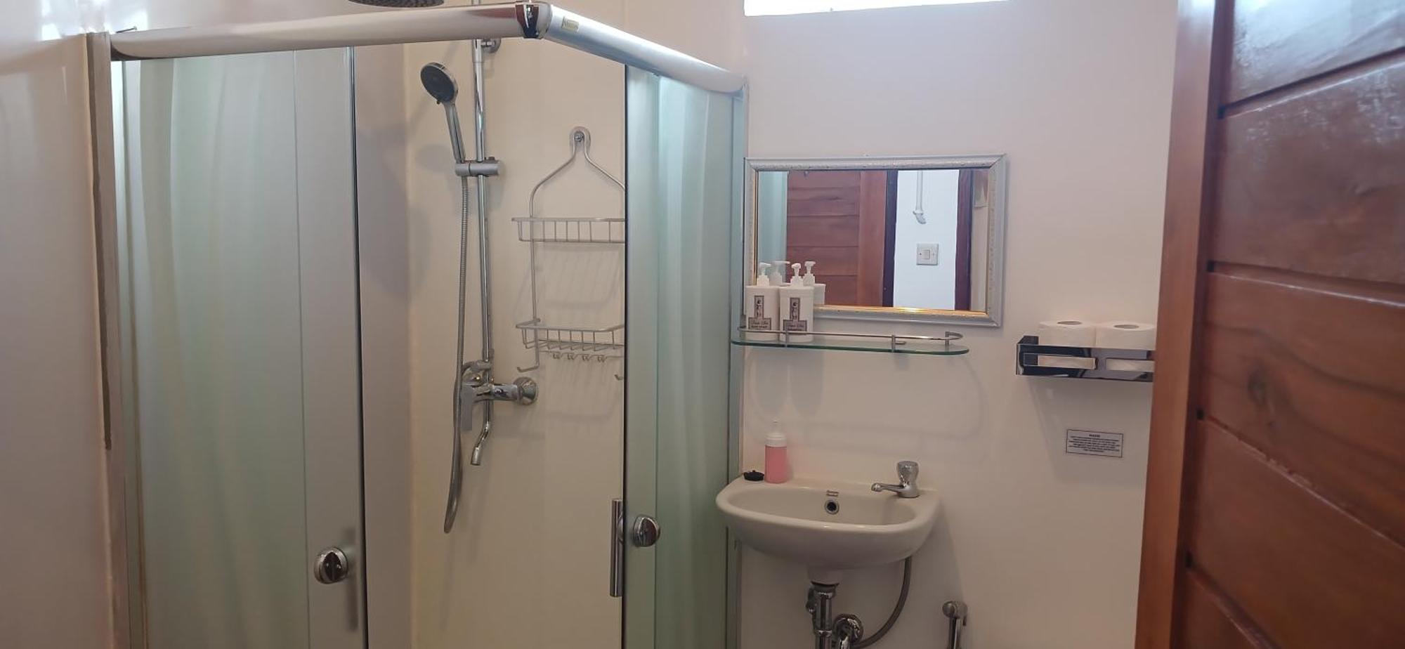 Dewi Sri Guesthouse Матарам Екстериор снимка