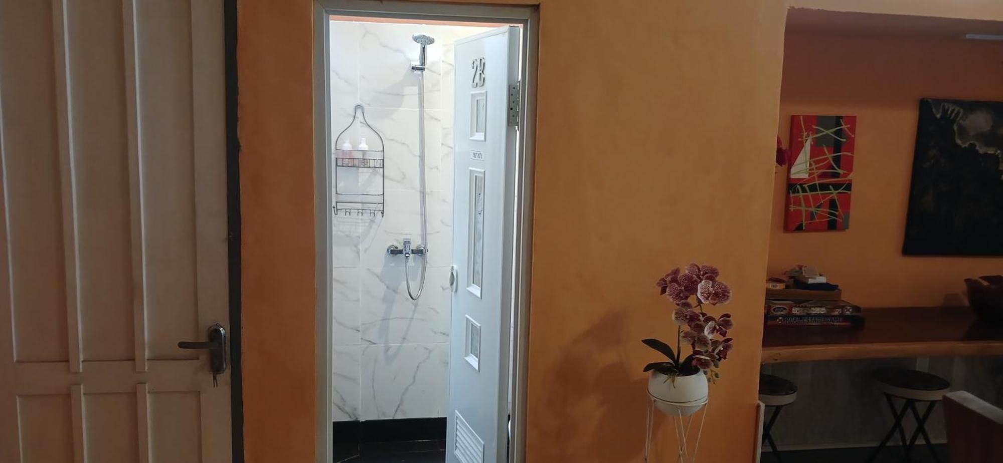 Dewi Sri Guesthouse Матарам Екстериор снимка