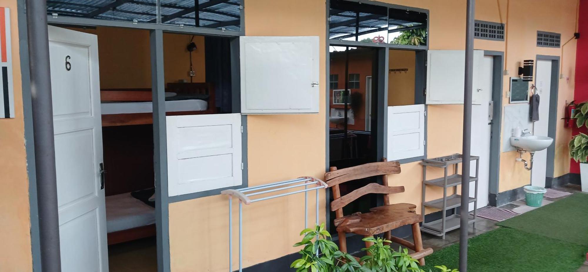 Dewi Sri Guesthouse Матарам Екстериор снимка
